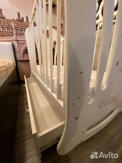 Детская кроватка с маятником и ящиком