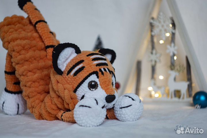 Тигр игрушка пижамница вязаный