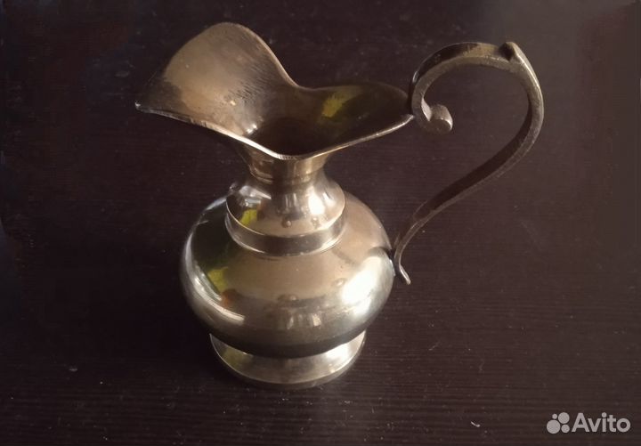Небольшой кувшин из латуни