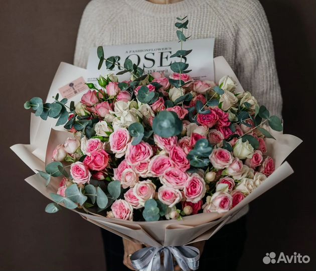 Доставка цветов. Букет из кустовых роз и эвкалипта