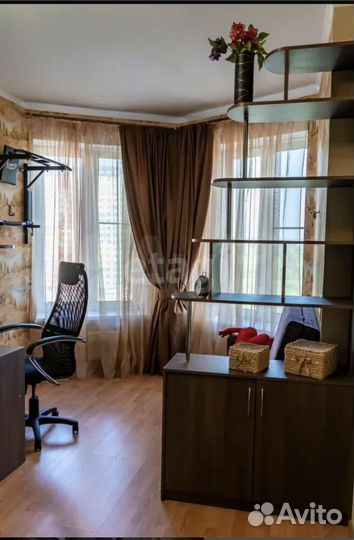 Рабочий стол с ящиками и полками и стеллаж