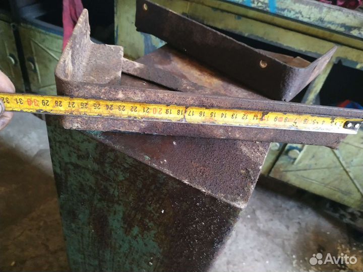 Ящик для инструмента с креплением на раму авто