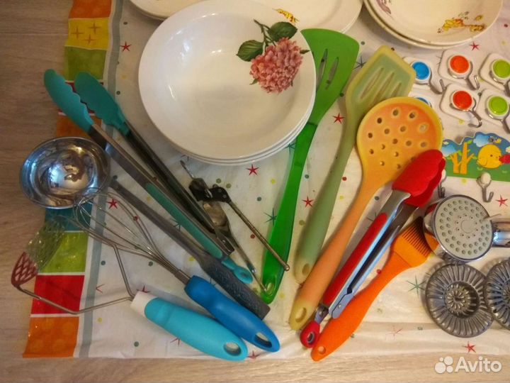 Огромный набор посуда, кастрюли, телевизор