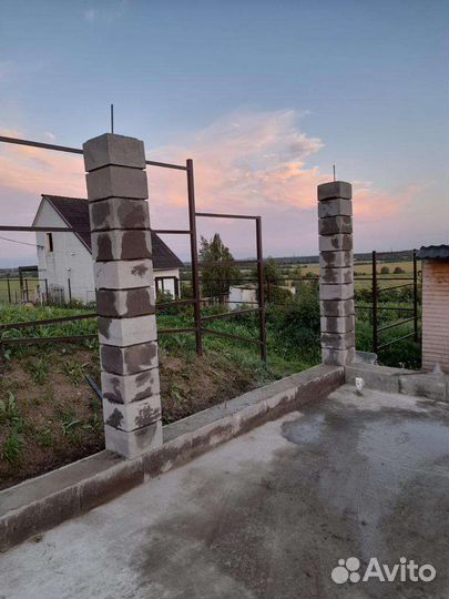 Бетонные столбы забора.Наборные блоки