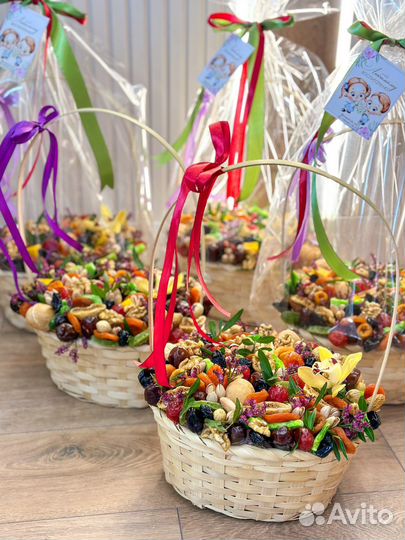 Корзины с сухофруктами учителям