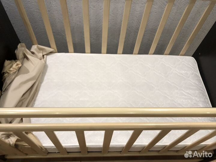 Детская кроватка с маятником