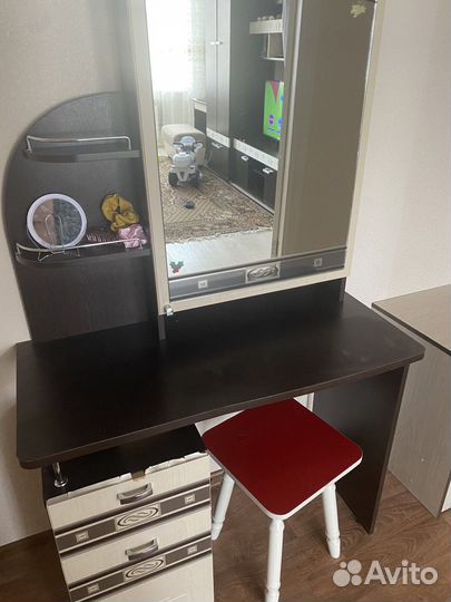 Туалетный столик с зеркалом