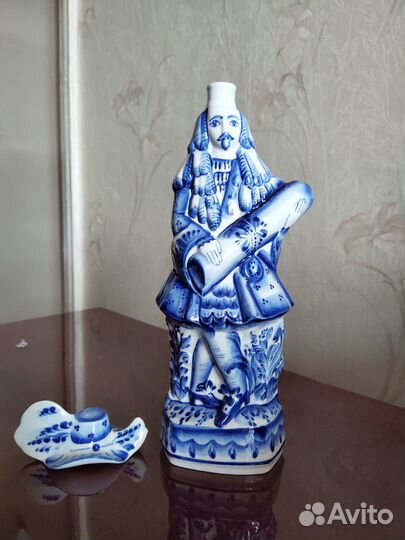 Фарфоровая статуэтка - Графин 