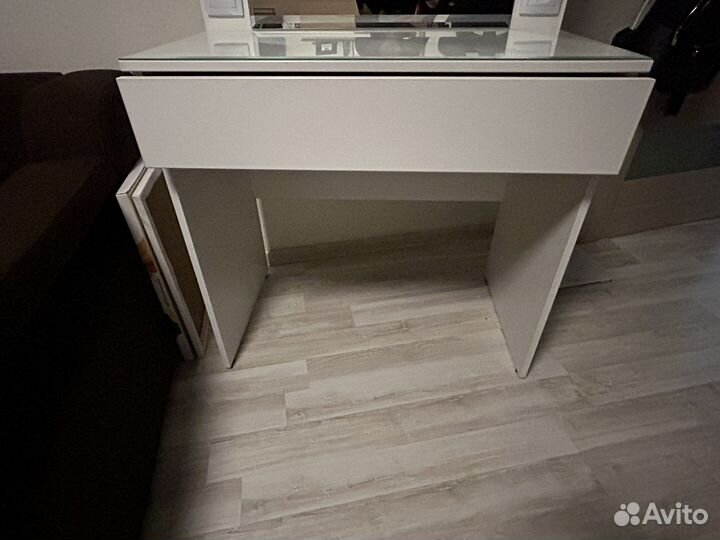 Туалетный столик с зеркалом и подсветкой