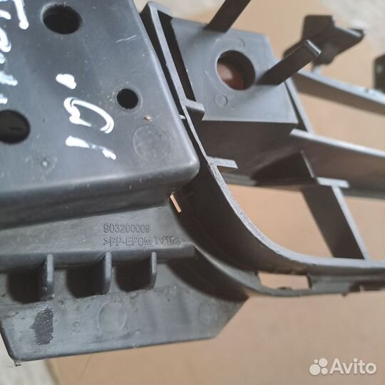 Решетка в передний бампер Opel Insignia 1