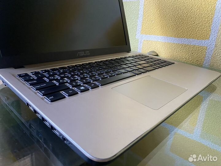 Asus Laptop / Core i3-7020U / MX 110 / FHD