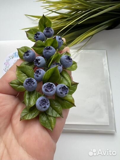 Брошь с черникой ручной работы