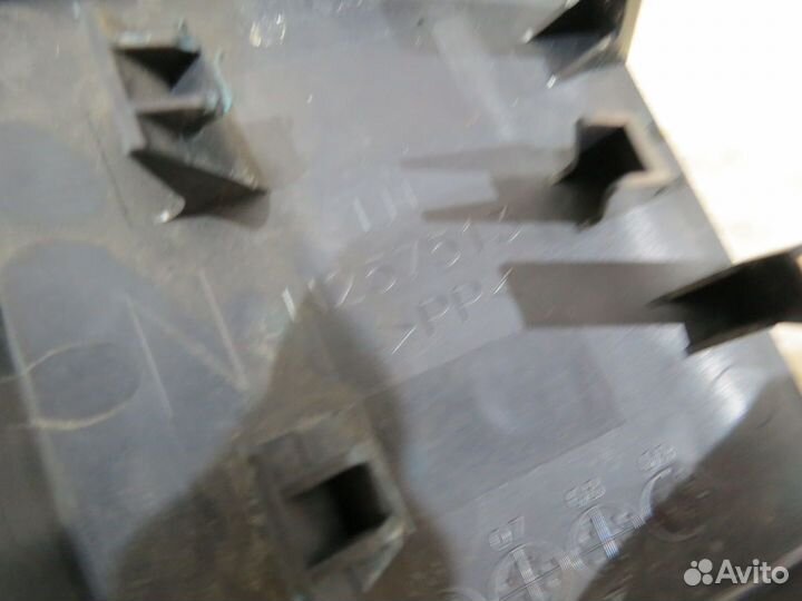 Накладка крепления сиденья Mitsubishi Outlander XL