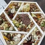 Подарочная менажница с орехами и шоколадом