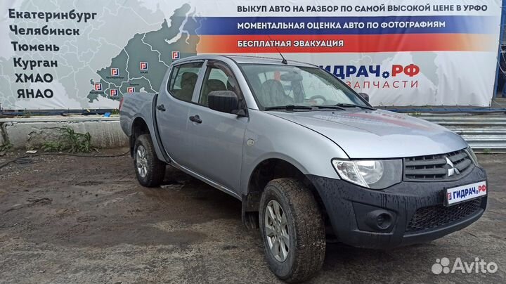 Крепление АКБ Mitsubishi L200 MN136284. Подставка