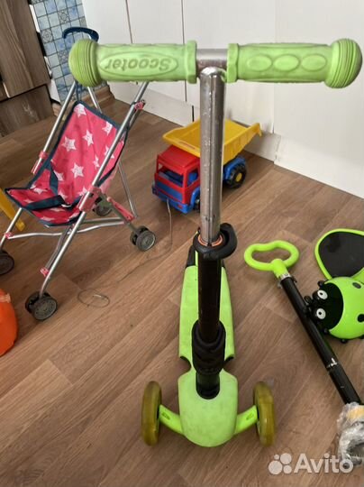 Десткий трёхколёсный самокат с ручкой и сидением