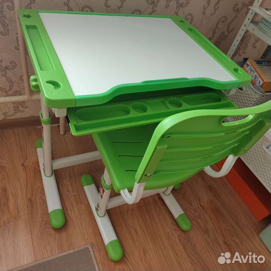 Детский письменный стол и стул