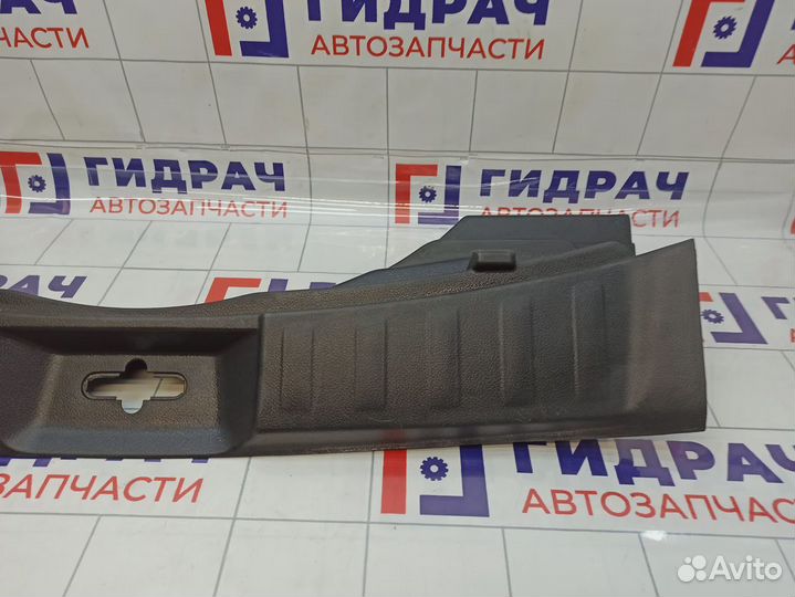 Обшивка багажника на заднюю панель Nissan Roque (T32) 84992-4BA0A