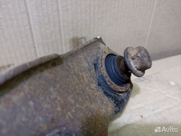 Рычаг задний правый Mitsubishi Carisma седан