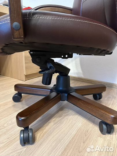 Офисное кресло руководителя кожаное