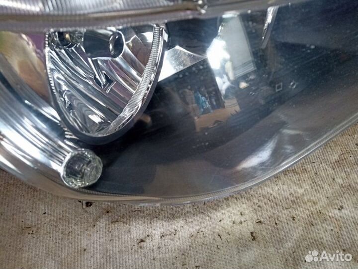 Фара галогеновая передняя правая Mitsubishi