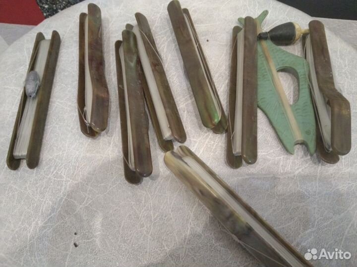 Леска с поплавками и крючками