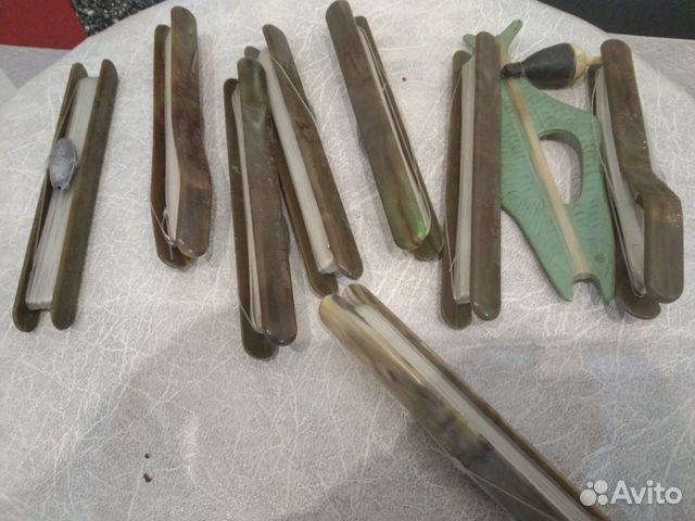 Леска с поплавками и крючками