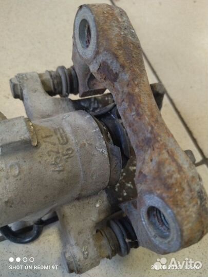 Суппорт тормозной задний правый Volkswagen Golf