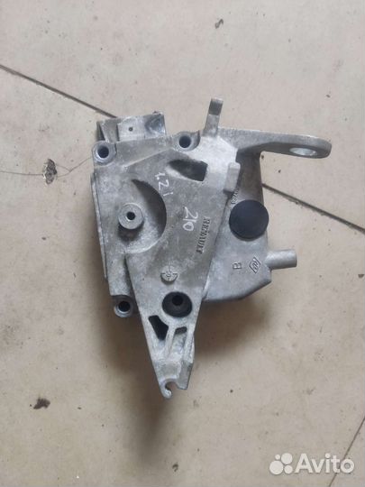 7700114614 кронштейн опоры двигателя рено Клио 2