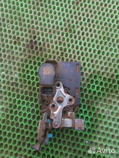 Замок двери задний левый Chevrolet Aveo T250