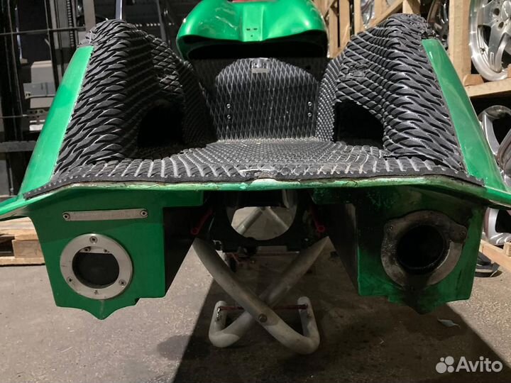 Лот YA1-28 Корпус от гидроцикла Yamaha SJ700 с док