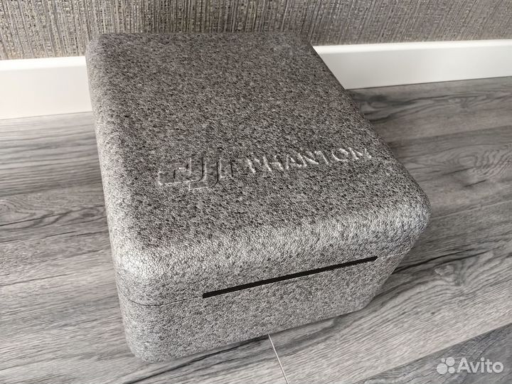 Квадрокоптер дрон DJI Phantom 4