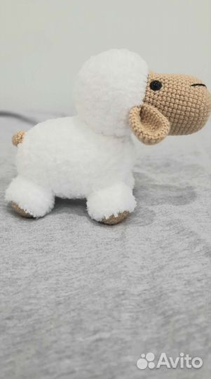 Вязаная овечка ручной работы
