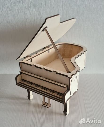 Деревянная шкатулка