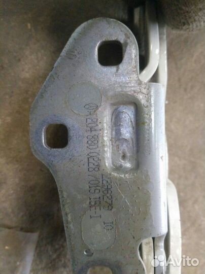 Петля капота правая Mercedes-Benz E-Class W207