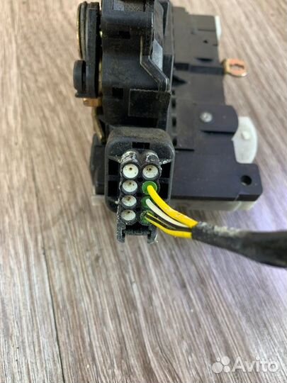 Замок двери задний левый Ford Focus 1 хетчбэк 5-ти