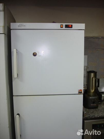 Комбинированный холодильный шкаф с морозилкой