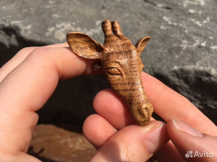 Брошь ручной работы из дерева