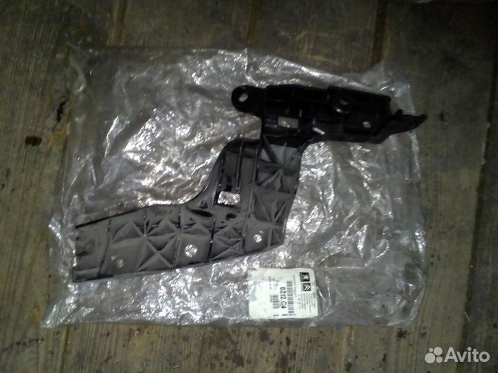 Кронштейн фары правый C-crosser / 4007