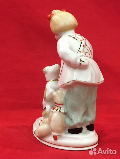 Статуэтка фарфоровая. Девочка с собачкой. СССР