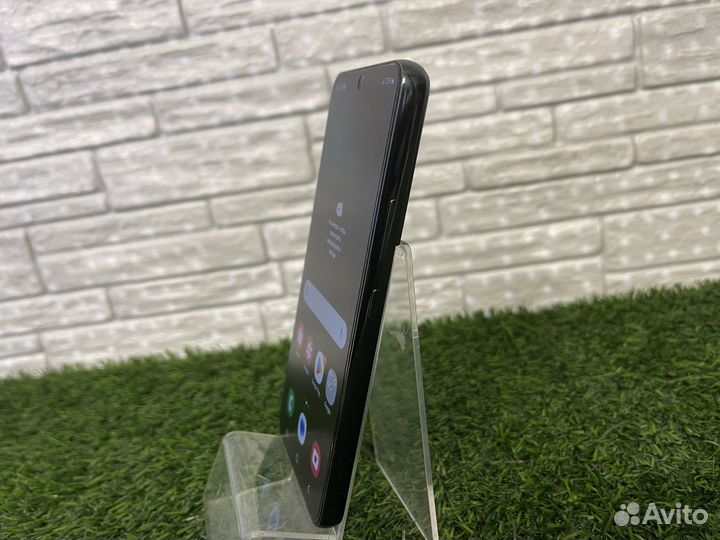 Samsung Galaxy S22, 8/256 ГБ