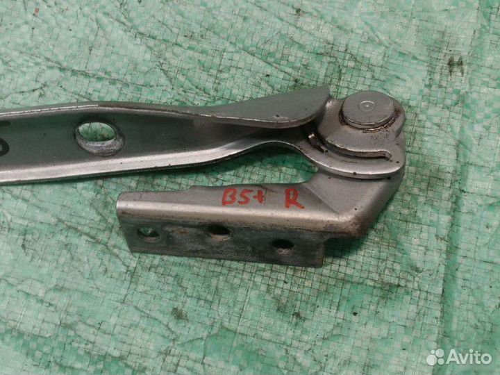 Петля капота правая Volkswagen Passat B5+