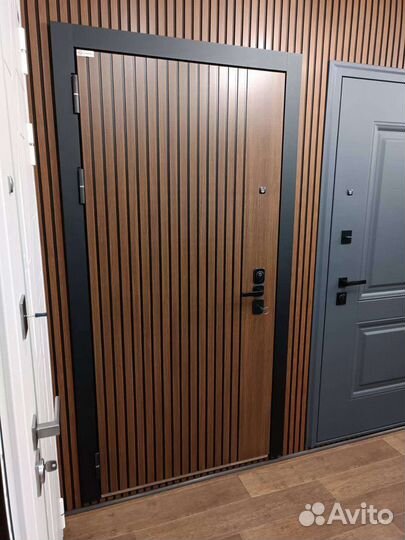 Дверь входная металлическая с зеркалом