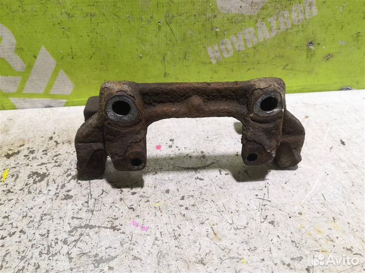 Скоба суппорта переднего Мерседес Бенз 210 Е-кла