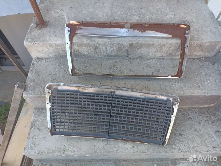 Передняя решетка капота на Mercedes W124