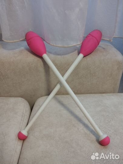 Булавы и мяч для художественной гимнастики