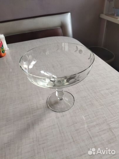 Ваза для фруктов на ножке