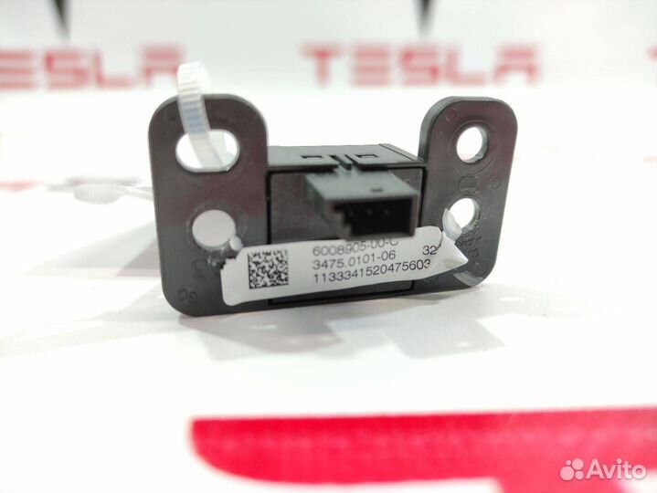 Кнопка аварийной сигнализации Tesla Model S 2016
