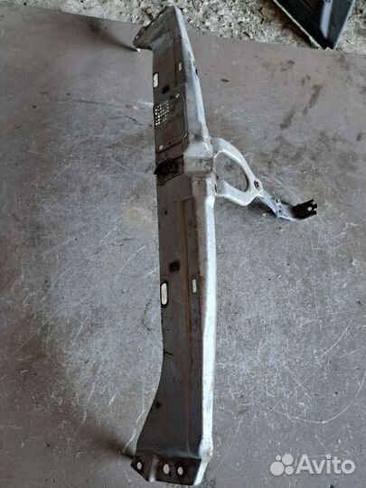 Рамка радиатора верхняя часть на Mercedes W210