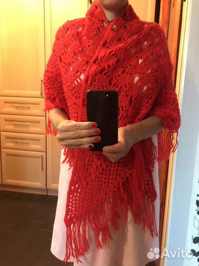 Красная шаль, вязаная крючком. Ручная работа